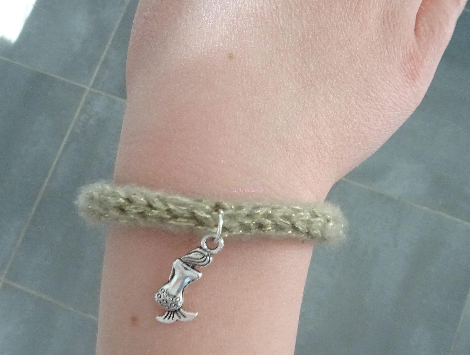 bracelet tricotin sur poignet