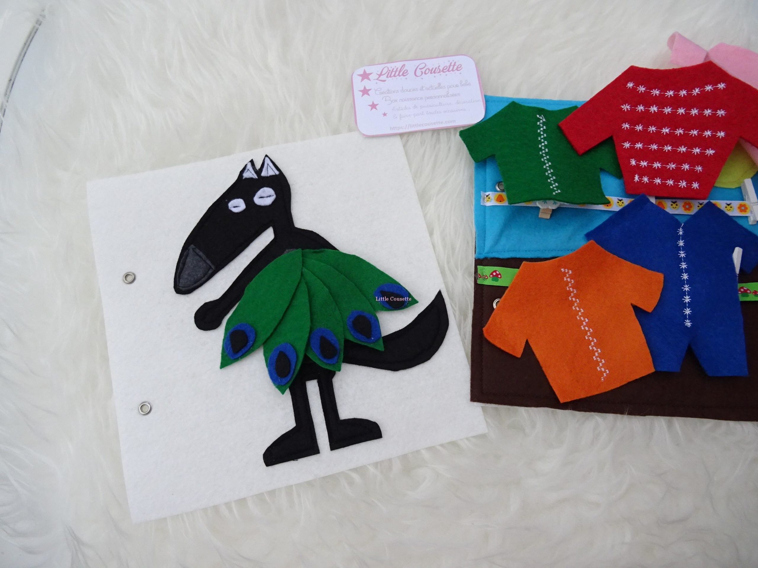 Tableau d'activités en feutrine (quiet book) sur le thème "habiller le loup de toutes les couleurs" – Image 8