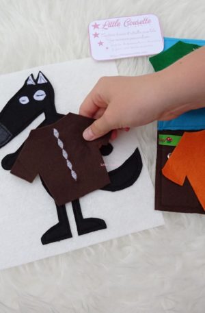 Tableau d'activités en feutrine (quiet book) sur le thème "habiller le loup de toutes les couleurs"