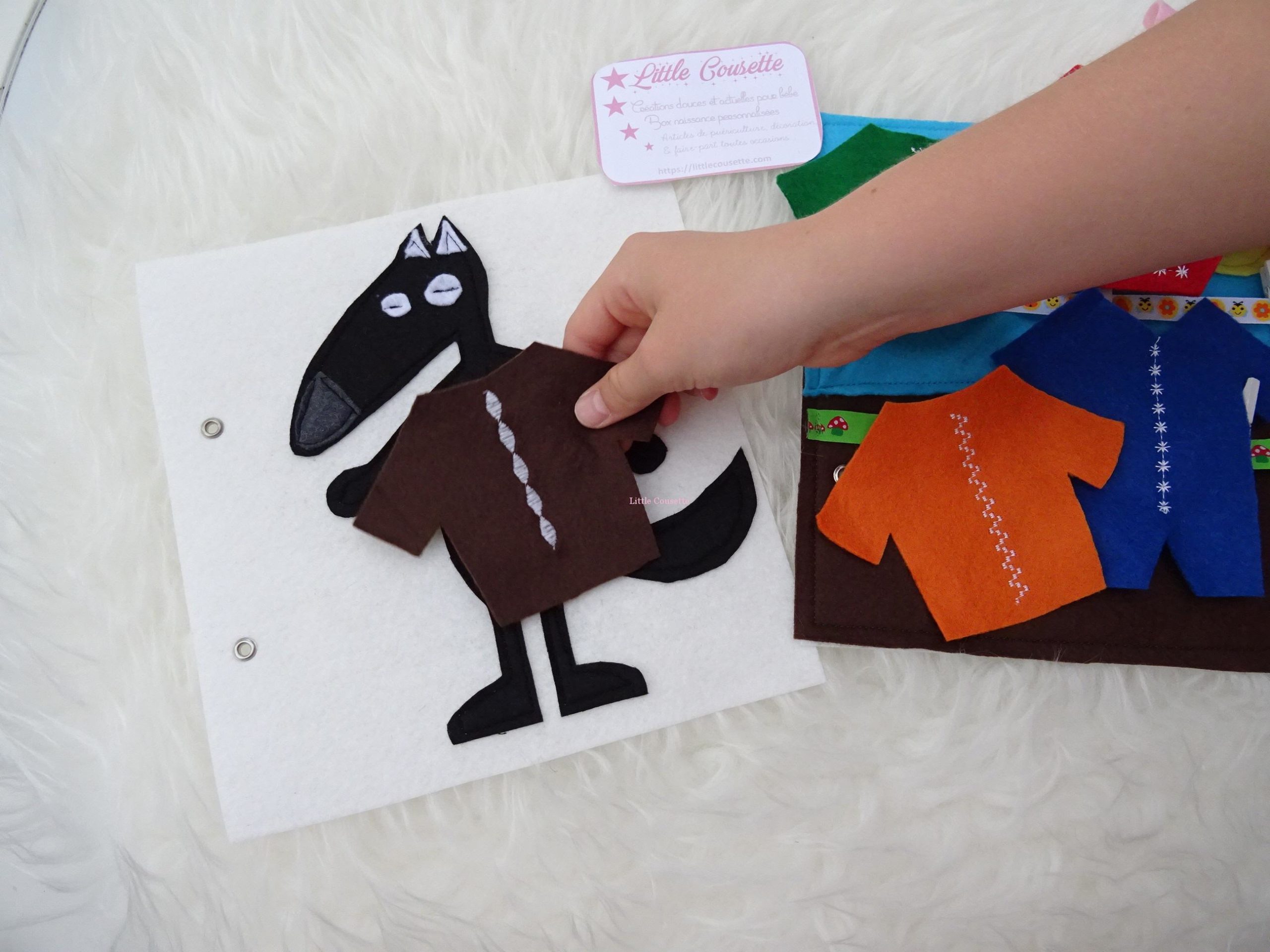 Tableau d'activités en feutrine (quiet book) sur le thème "habiller le loup de toutes les couleurs"