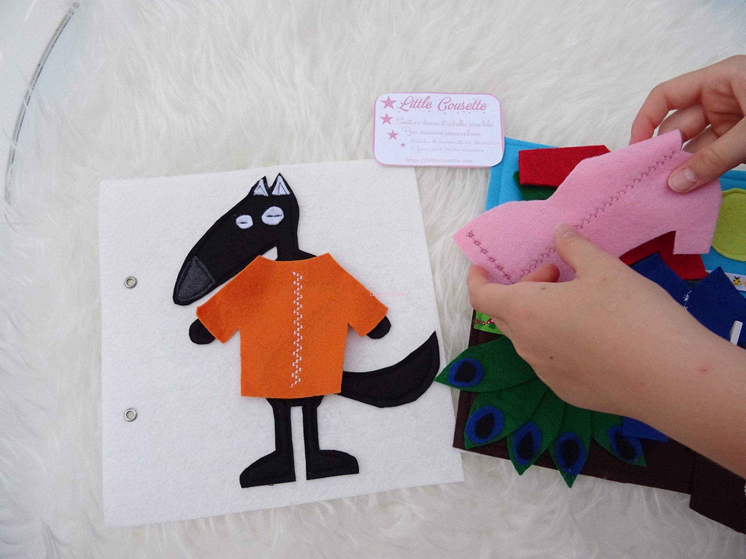 Tableau d'activités en feutrine (quiet book) sur le thème "habiller le loup de toutes les couleurs" – Image 6