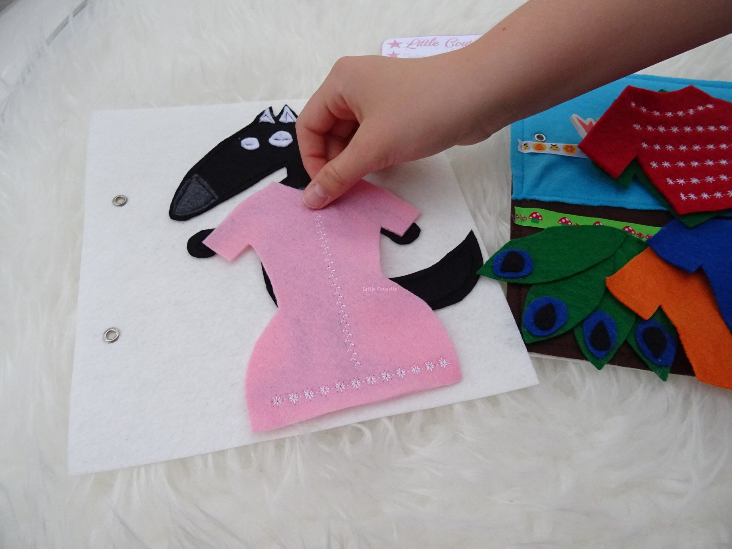 Tableau d'activités en feutrine (quiet book) sur le thème "habiller le loup de toutes les couleurs" – Image 5